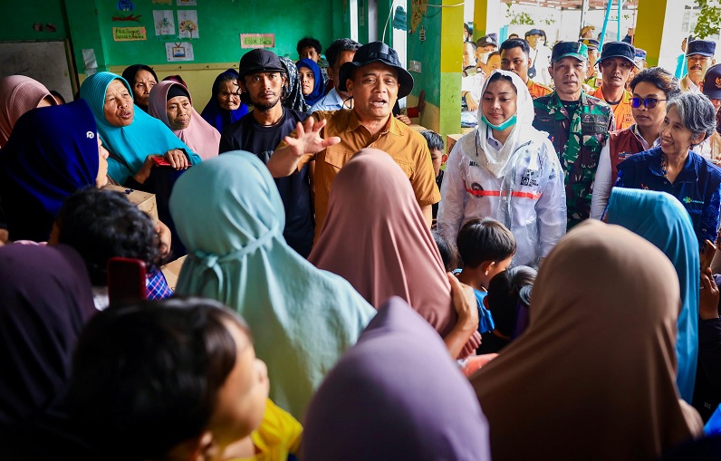 Tinjau Pengungsi Korban Tanah Gerak di Brebes, Gubernur Minta Percepat Huntara dan Relokasi