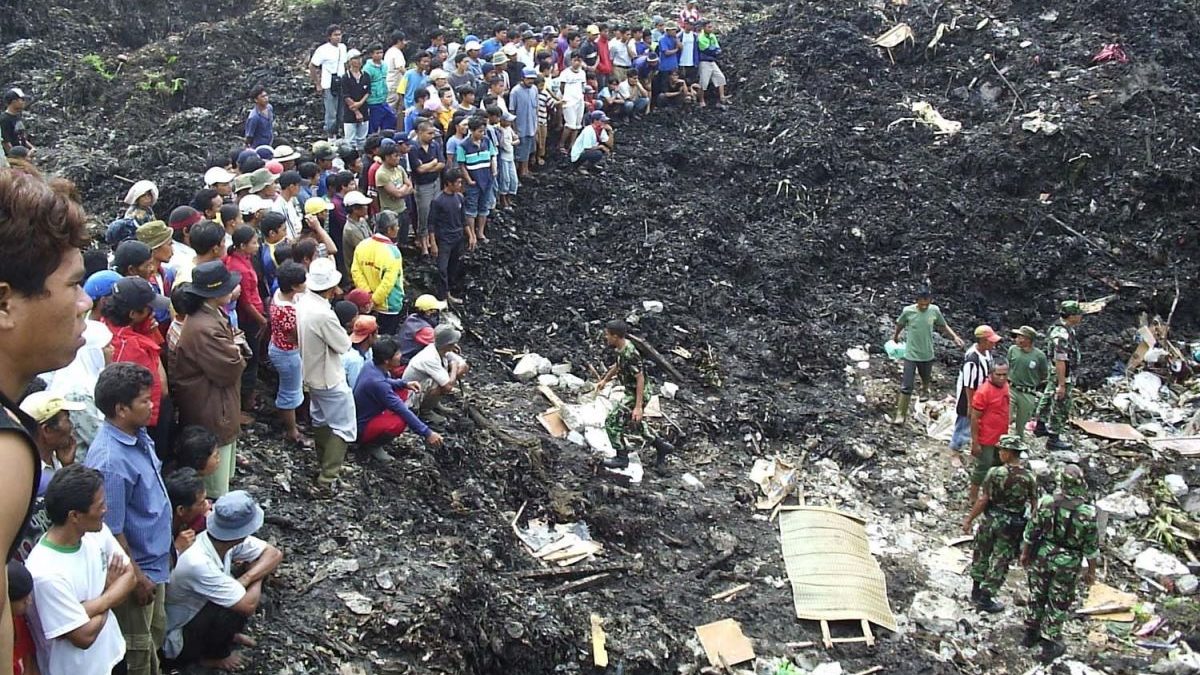 Sama-sama 21 Februari, Sama-sama Dipicu Tragedi