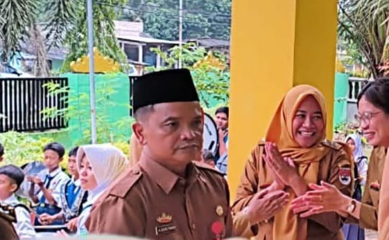 Kepsek dan Wali Murid.Terima Kasih Bupati Elfianah atas Bantuan Seragam Sekolah