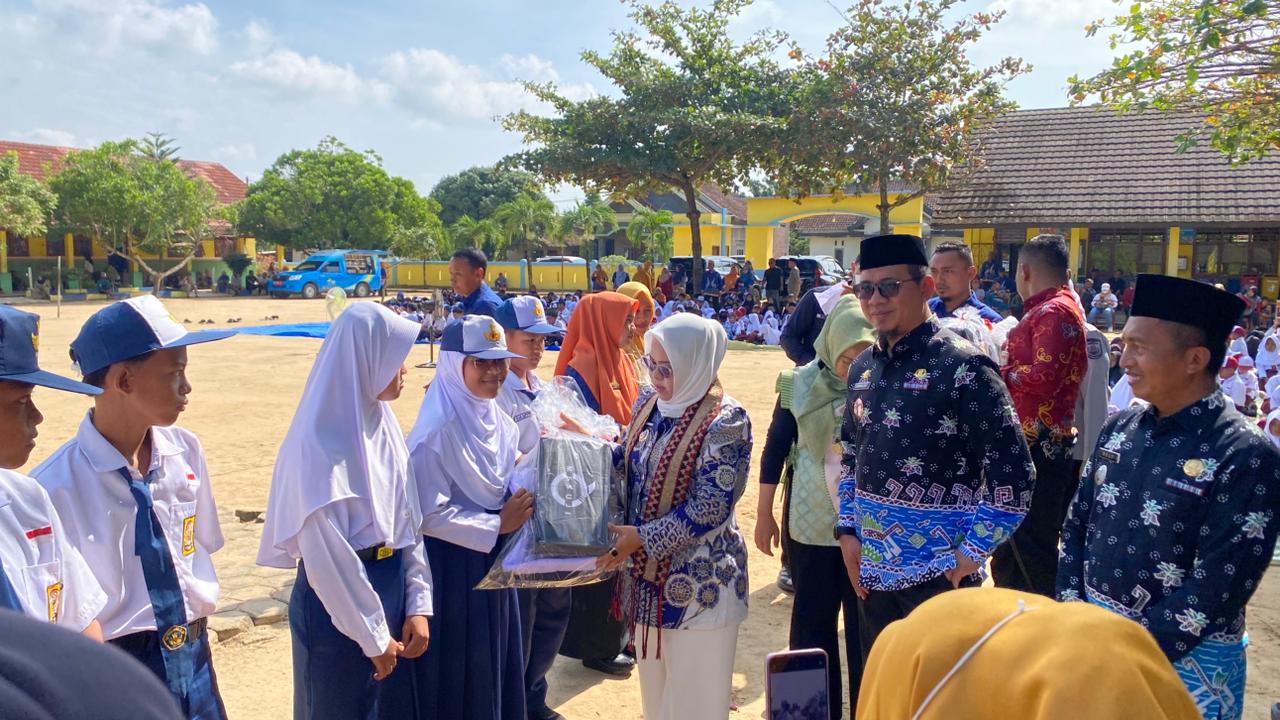 Kini Giliran Kecamatan Mesuji Timur, Bupati Mesuji Bagikan Bantuan Seragam Sekolah