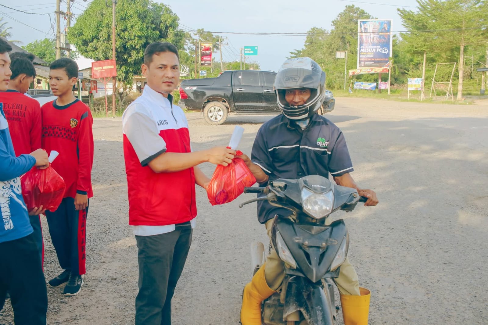 PMI Mesuji Bagikan Takjil kepada Pengguna Jalan di Hari ke-9 Ramadan