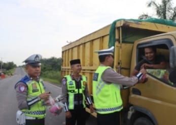 Hari Ke-10 Ramadhan, Polres Mesuji Bagikan Takjil Kepada Pengguna Jalan