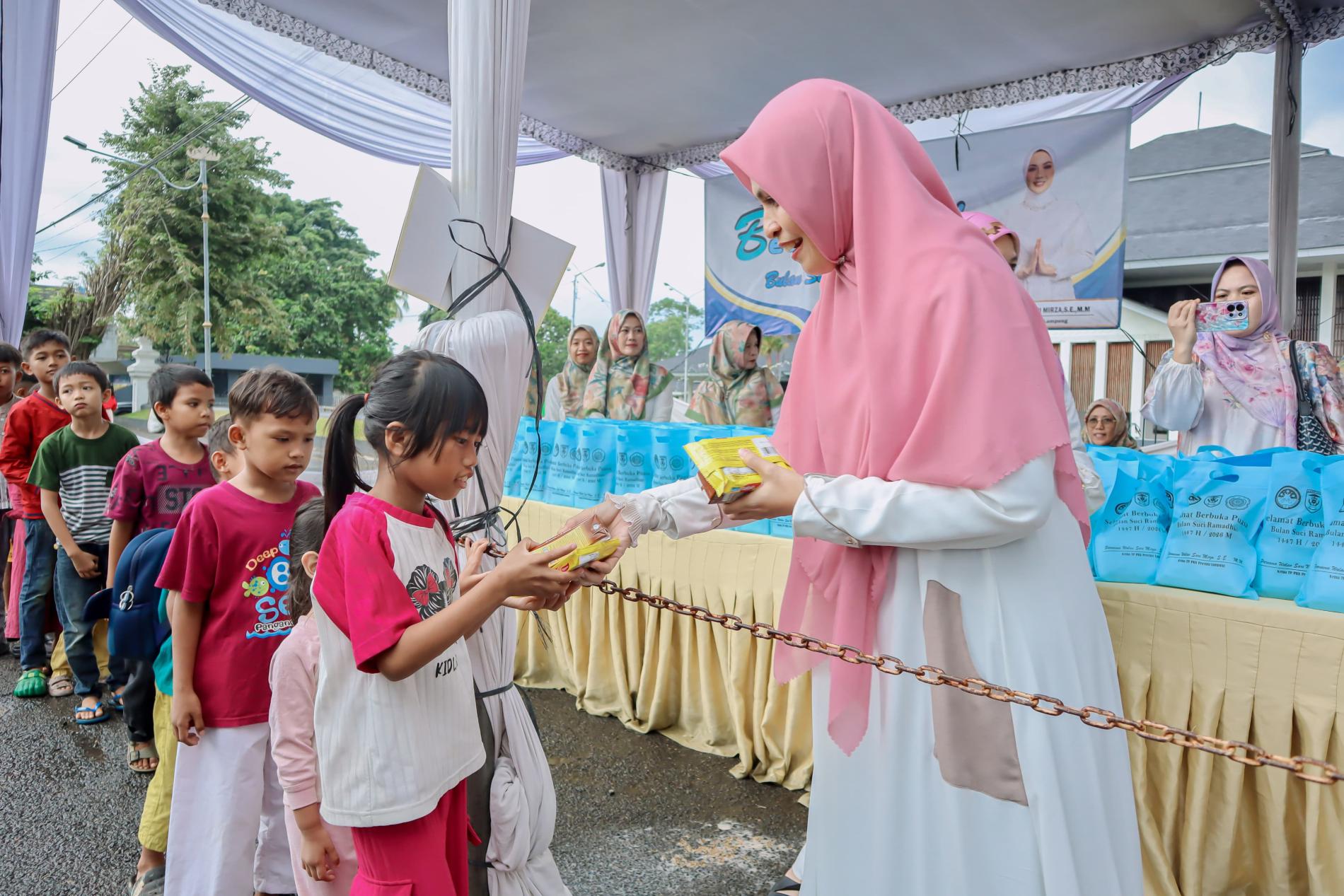 Diguyur Hujan, Aksi Berbagi Takjil TP. PKK dan DWP Provinsi Lampung Tetap Disambut Antusias Warga