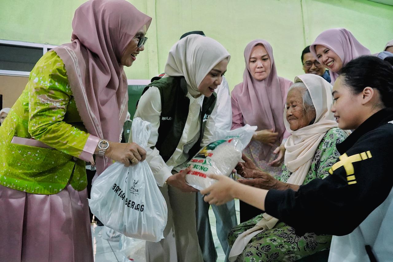 Peduli Kesejahteraan Keluarga, TP. PKK Provinsi Lampung Salurkan Bantuan di Sejumlah Kecamatan Kota Metro