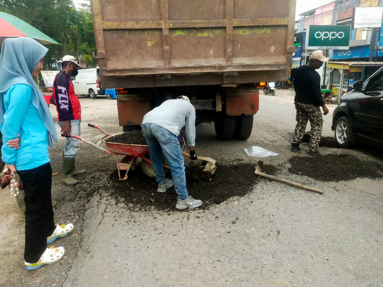 Pemkab Mesuji Terus Lakukan Perbaikan Jalan Rusak Jelang Idul Fitri