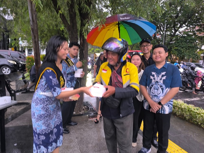 Bagikan 1.000 Takjil untuk Semarang, Denok Kenang Ikut Diterjunkan