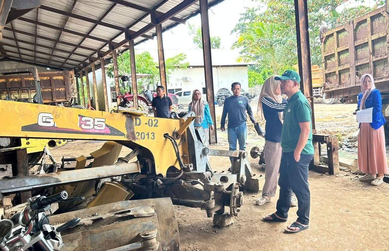Sekdakab Mesuji Cek Kesiapan Alat Berat PUPR di Workshop Alkal