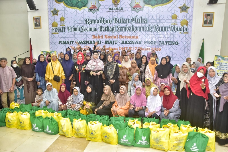 Peduli di Bulan Suci, Ibu-Ibu PIMAJT Bagi Sembako untuk 1.860 Keluarga Dhuafa