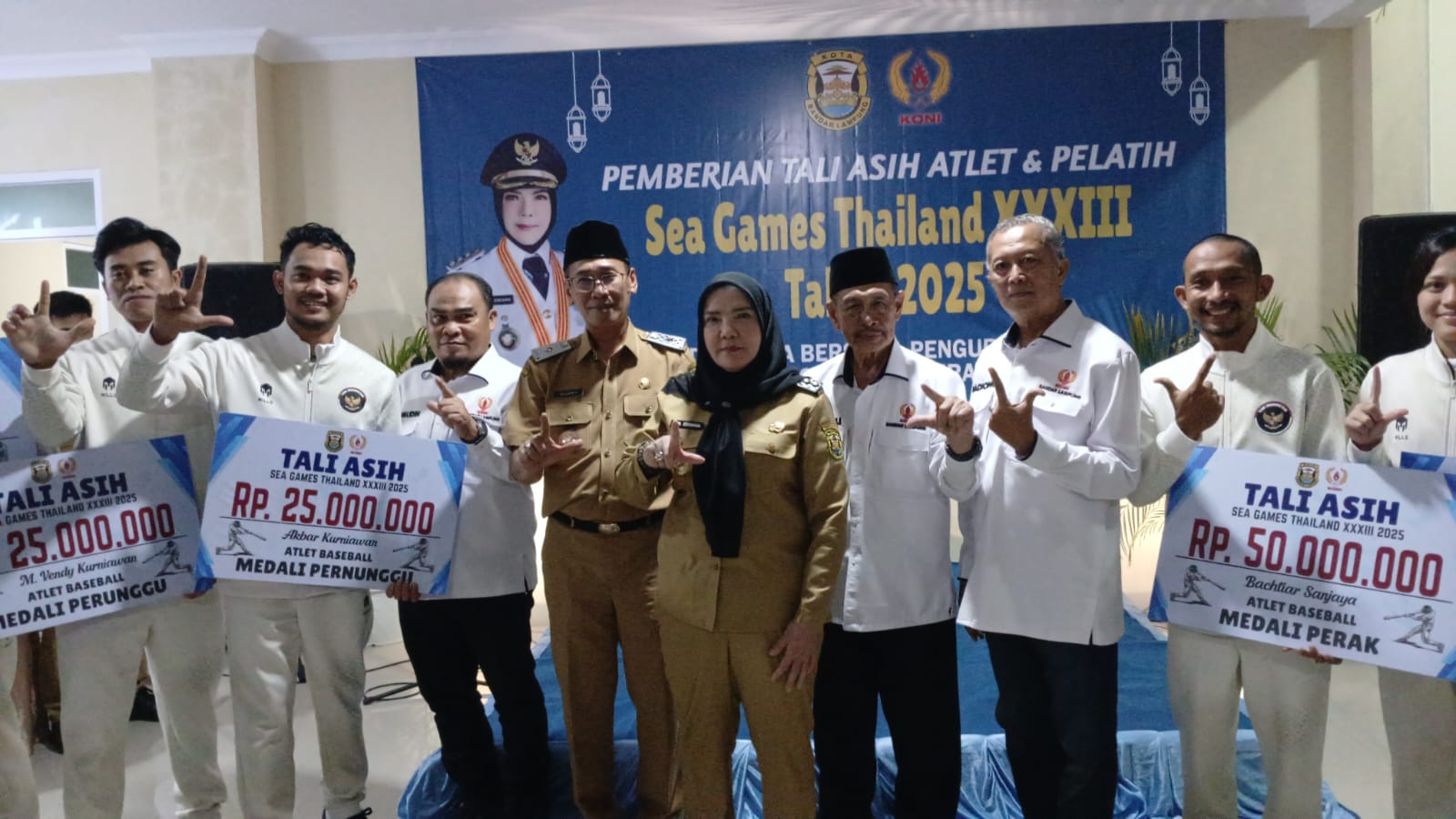 Wali Kota Eva Beri Tali Asih ke 5 Atlet dan Pelatih Sea Games Thailand