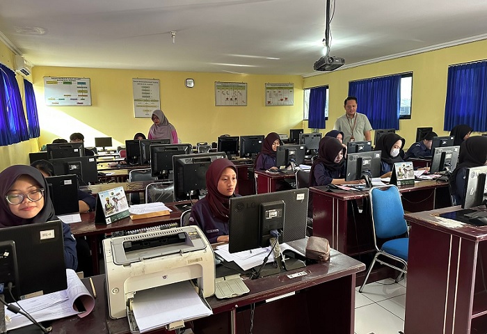 Dosen Fakultas Ekonomi USM Jadi Asesor Eksternal UKK di SMK Palebon Semarang