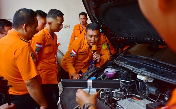 Personel Basarnas Semarang Dilatih Tangani Kecelakaan Mobil Listrik