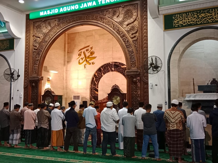 Menjemput Cahaya di Malam Selikur: Kisah Para Pencari Lailatul Qadar di MAJT