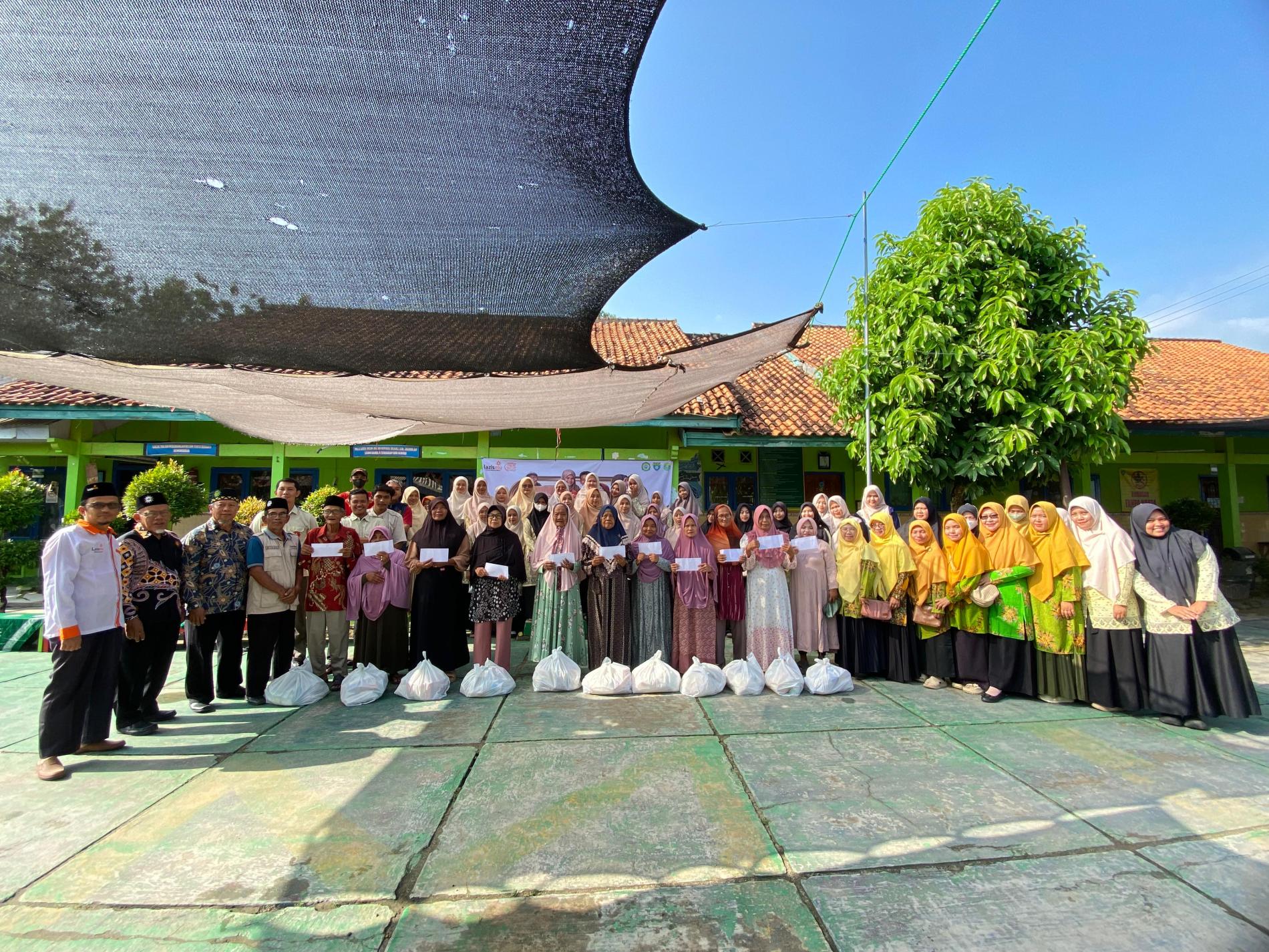 MIM Nurul Iman Berbagi, 130 Kado Ramadhan dan 1,2 Ton Beras untuk Warga