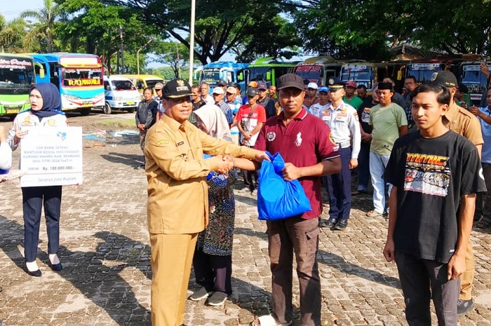 Pemkab Rembang Berbagi, Sopir dan Juru Parkir  Terima Sembako Lebaran