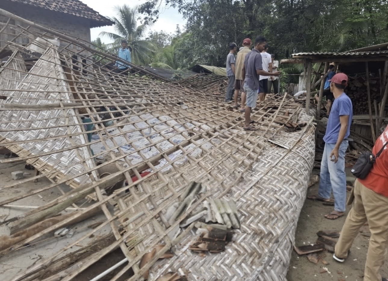 Data Dicoret, Rumah Keburu Ambruk