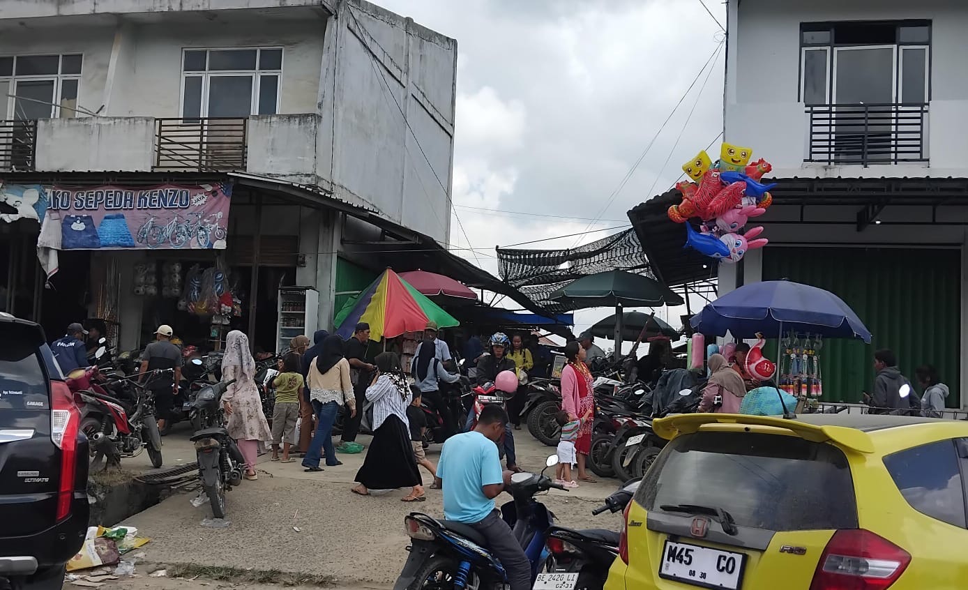 Pasar Simpang Pematang Dipadati Pengunjung Jelang Idulfitri 1447 H