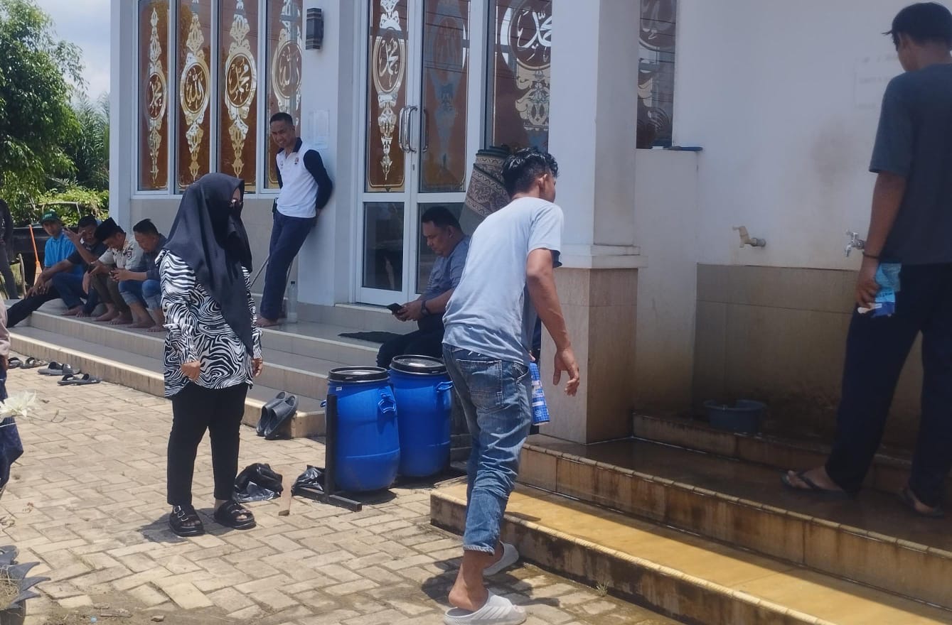 Demi Kenyamanan Pemudik, Bupati Mesuji Tinjau dan Bersihkan Rumah Ibadah