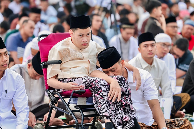 Rebah di Pangkuan Alif, Potret Kesahajaan Ahmad Luthfi Memuliakan Buah Hati saat Idulfitri