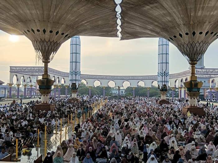 Ribuan Jemaah Salat Id di MAJT, KH Zulfa Mustofa Ajak Jadi Insan Rabbani Usai Ramadan
