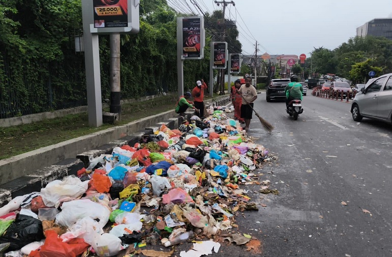Tak Sampai Satu Jam, DLH Semarang Sapu Bersih Tumpahan Sampah yang Sempat Viral