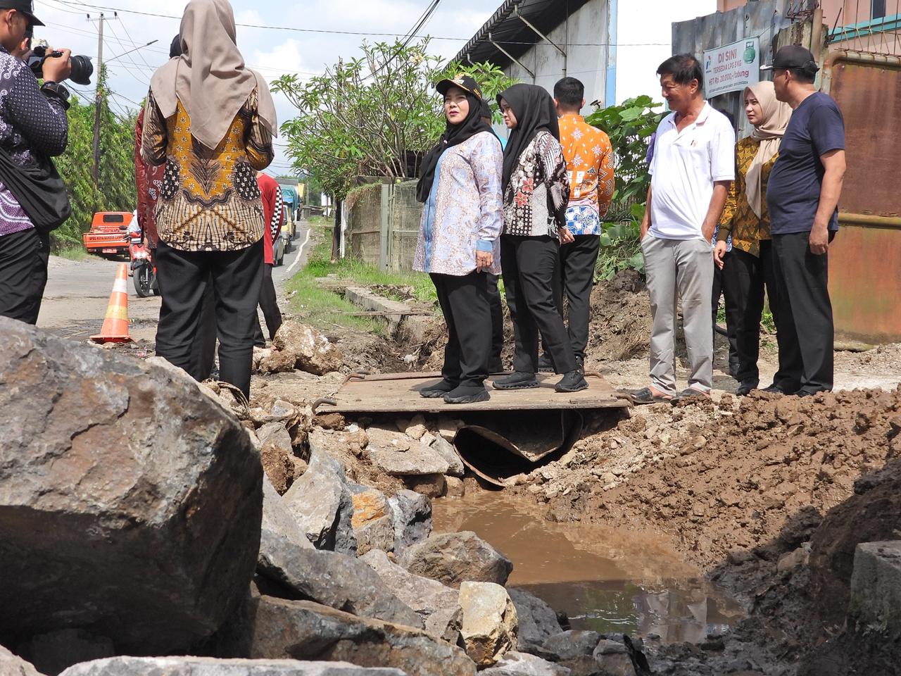 Pemkot Bandarlampung Perbaiki Jalan HRM Mangubdiprojo, Akses Lancar dan Antisipasi Banjir