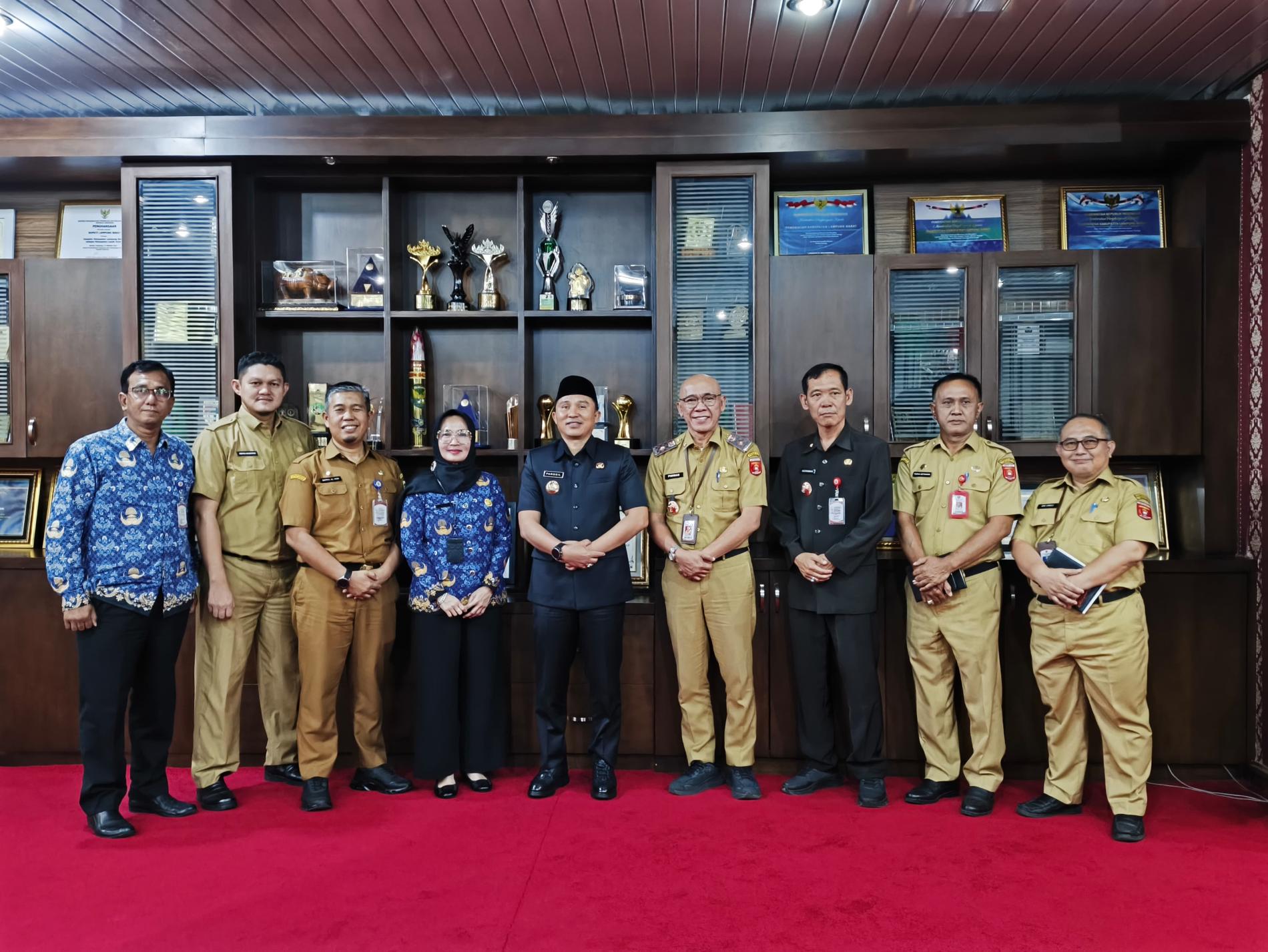 Bupati Lambar Terima Audiensi Pemprov Lampung, Serahkan dan Terima Hibah Lahan untuk Sekolah Rakyat