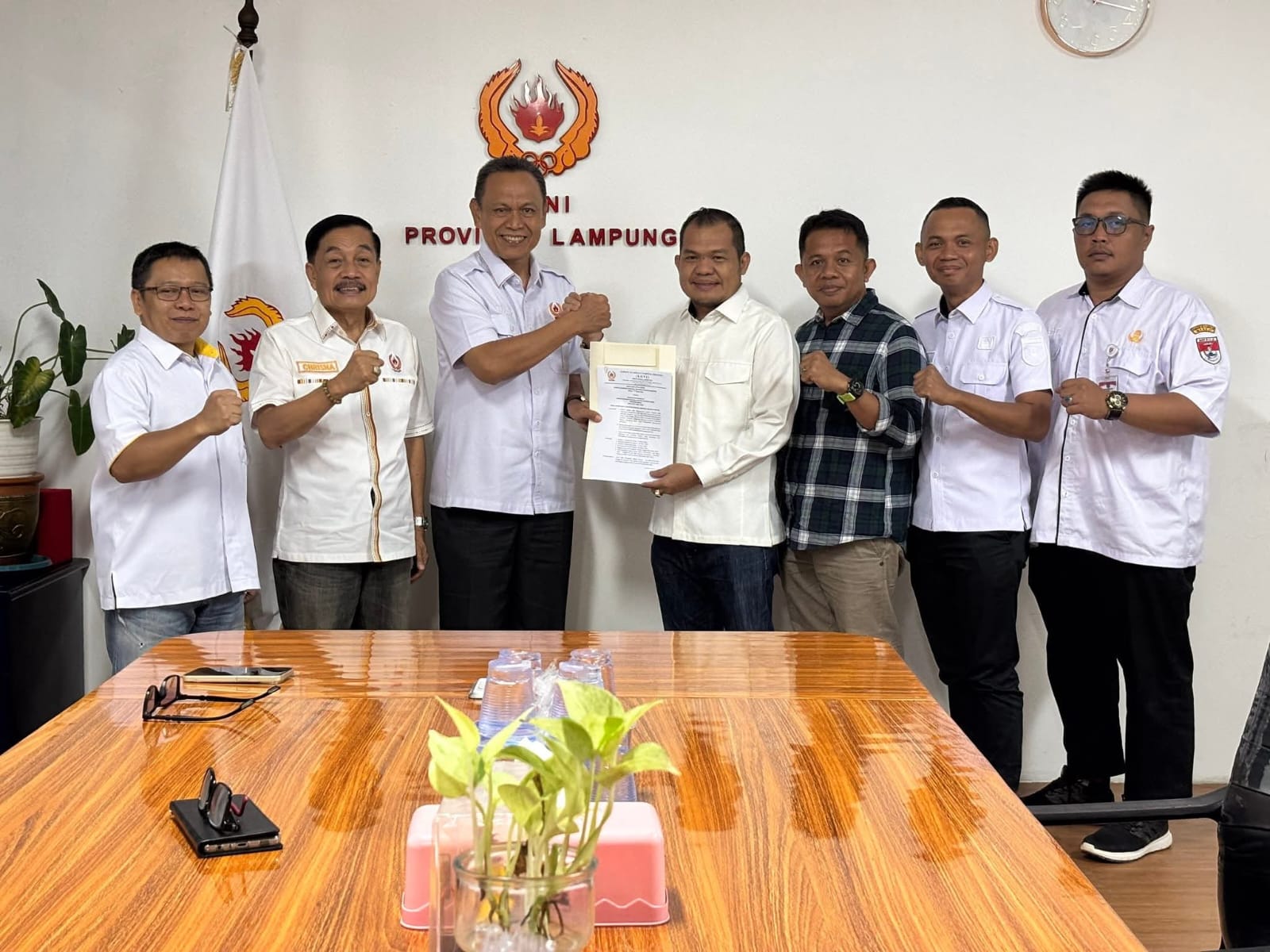 Ketua KONI Provinsi Lampung Serahkan SK Kepada Budi Yuhanda
