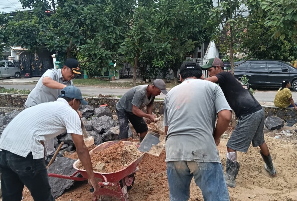 Minggu Pagi, Camat Sukabumi Sahrial Pimpin Gotong Royong Perbaiki Drainase Nusantara Permai