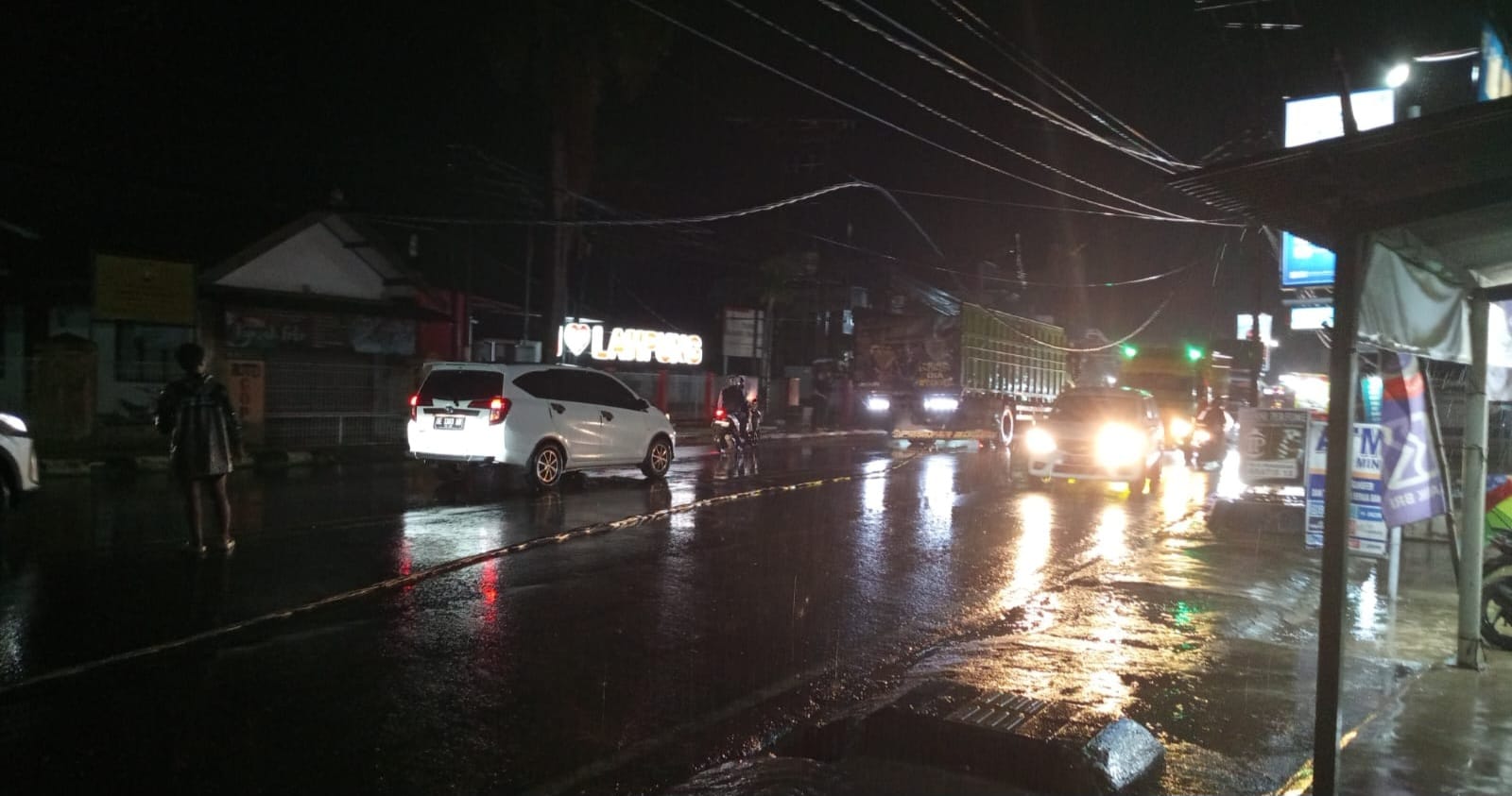 Kabel PLN Putus Melintang di Jalan Raya Gedongtataan, Satu Pengendara Jatuh