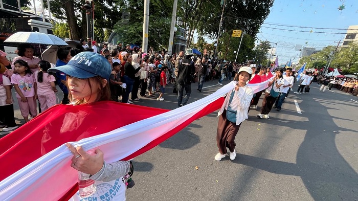 Karnaval Paskah,  Saat Bendera Merah Putih Raksasa Satukan Keberagaman di Jalanan Kota Semarang