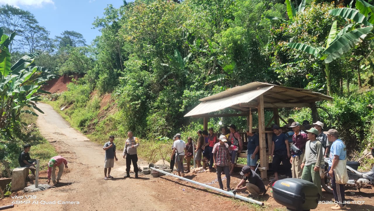 Warga Sinar Jawa Gotong Royong Bangun Portal Jalan, Upaya Tingkatkan Keamanan Wilayah