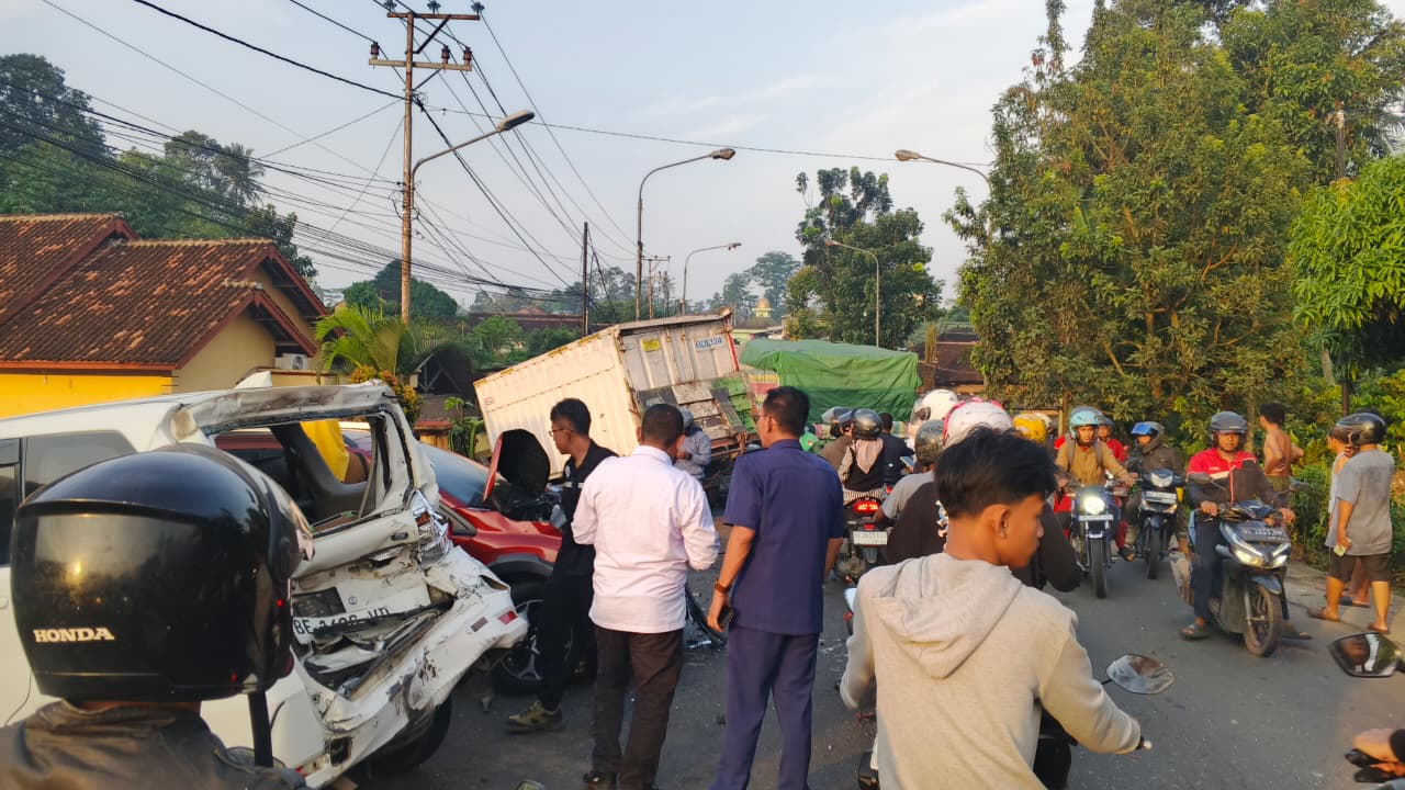 Tabrakan Beruntun Sebabkan Kemacetan Parah di Gedongtataan Pesawaran