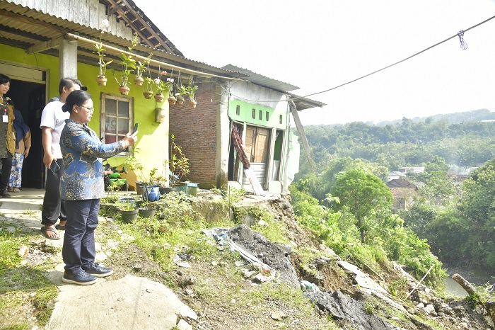 Hadir di Titik Longsor Kalialang, Wali Kota Agustina Pastikan Hak Dasar Pengungsi Terpenuhi