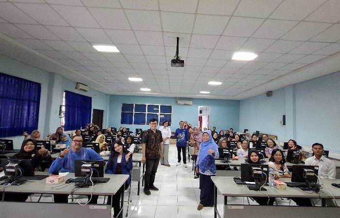 Dosen FTIK USM Latih Guru SMK Yayasan Pharmasi Semarang Optimalkan CapCut