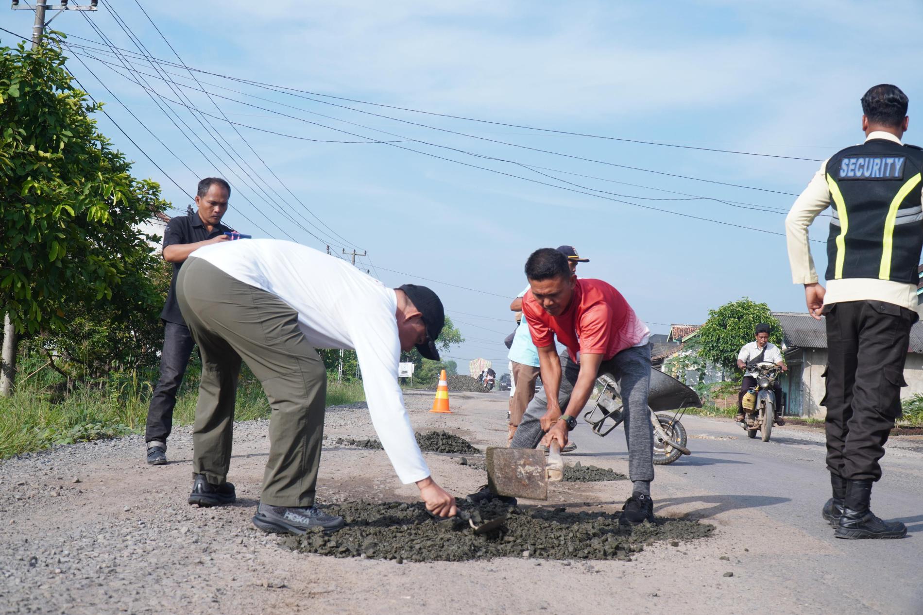 Nadirsyah Pimpin Gotong Royong Perbaikan Jalan, Warga Tubaba Apresiasi