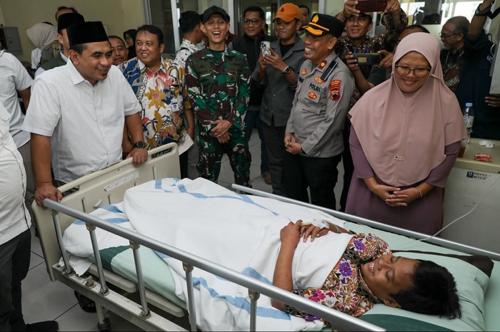 Pulihkan Trauma Siswa Korban Atap Kelas Roboh di Sragen, Gus Yasin: Masih Berani Sekolah Tho?