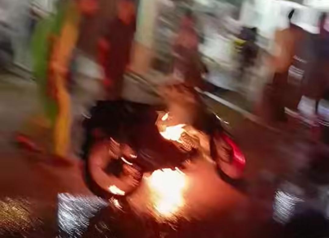 Sepeda Motor Karyawan SPBU Berabasan Terbakar