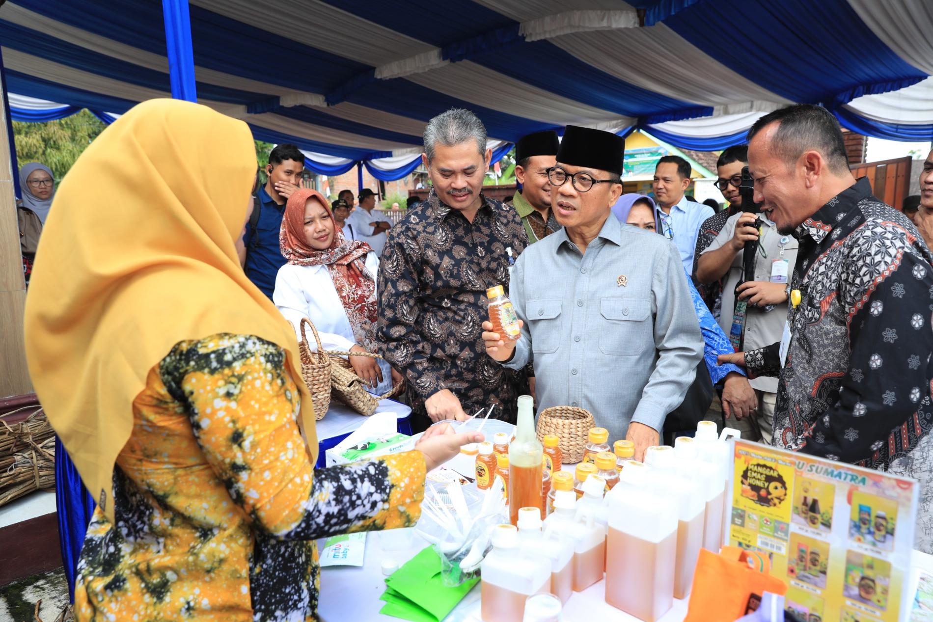 Mendes Yandri Puji Desa Tuntang, Berhasil Maksimalkan Potensi Majukan Desa