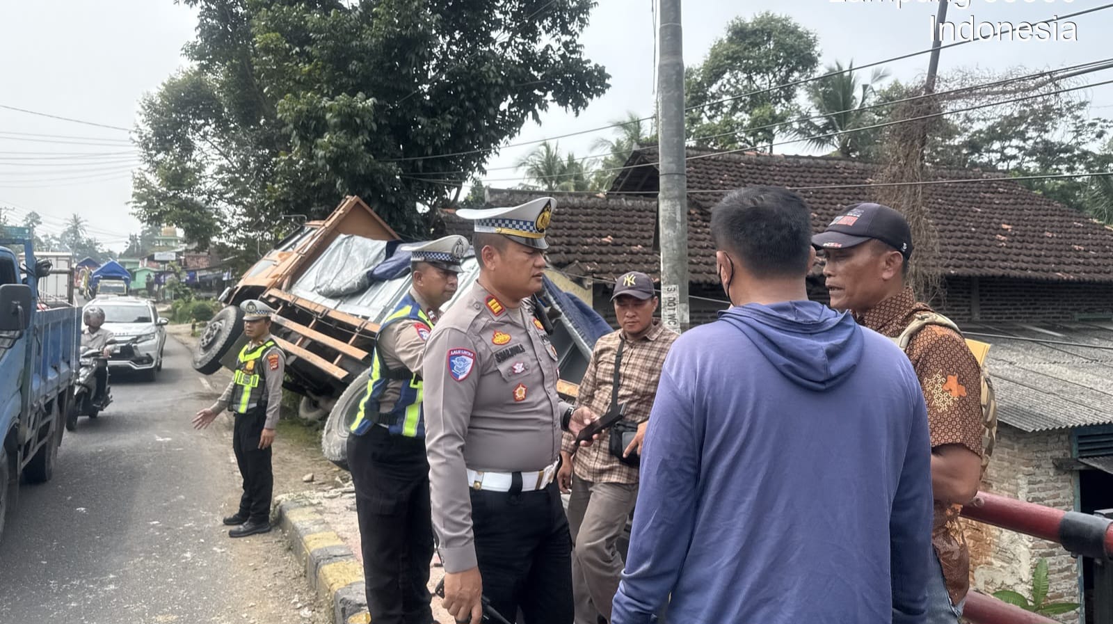 Lakalantas, Truk Fuso Adu Banteng dengan Mobil Carry di Gedongtataan