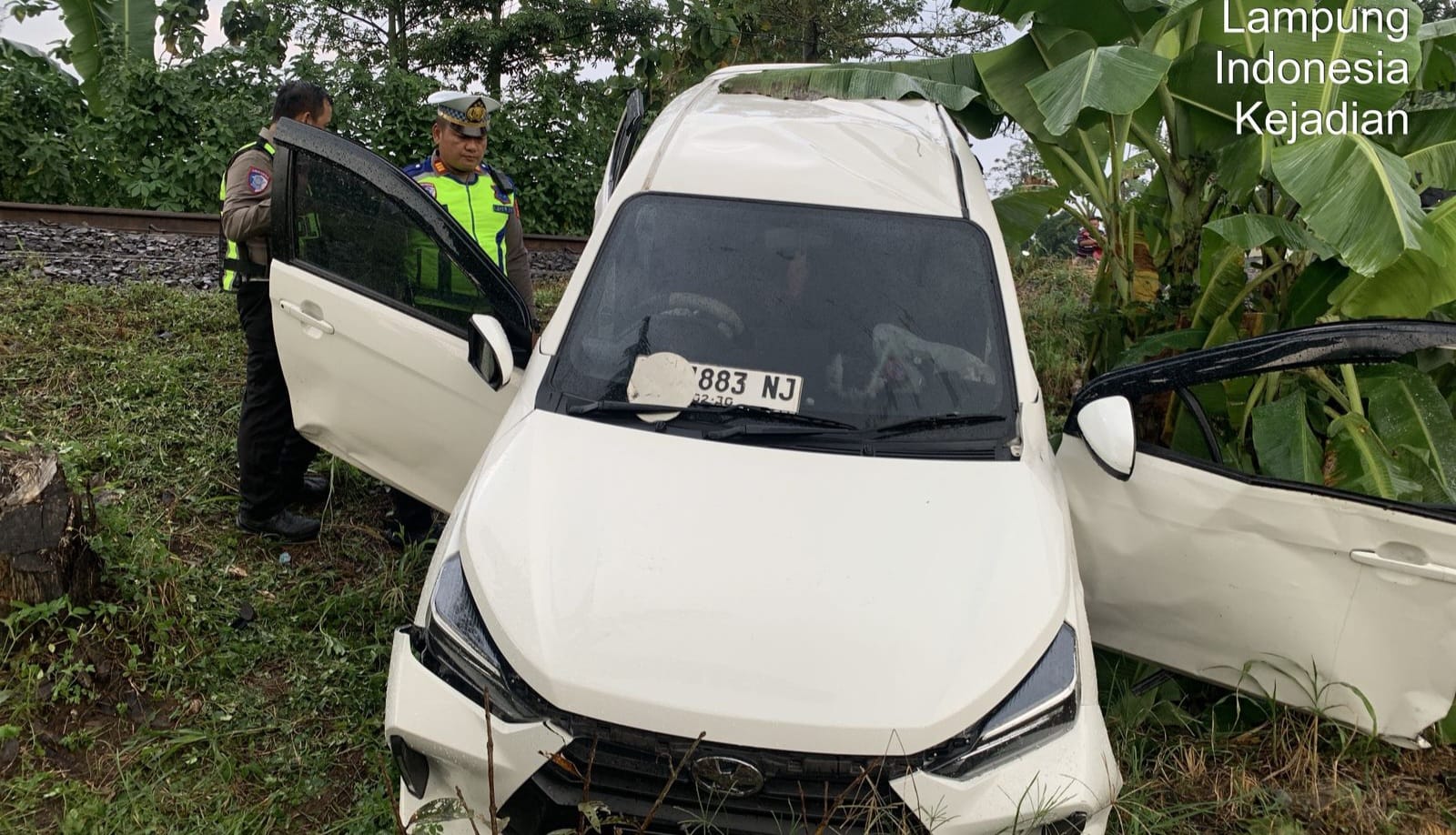 Mobil Tertemper Kereta Api Tanpa Palang Pintu di Pesawaran, 2 Korban Luka Berat