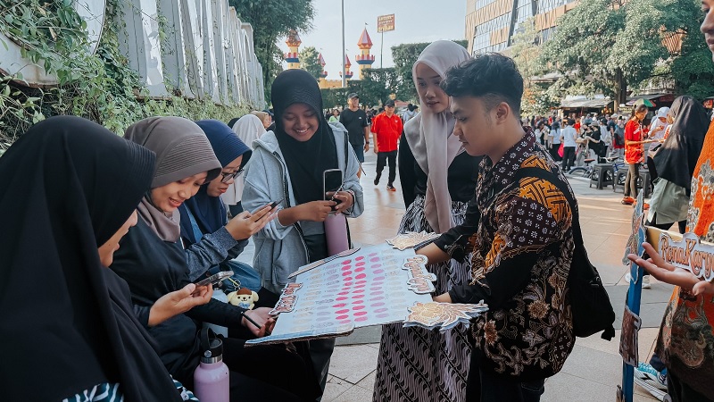 Kenalkan Budaya Batik Lewat Menggambar Wajah, Aksi Mahasiswa Ilkom USM Diapresiasi Warga