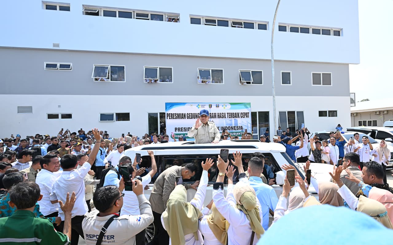 Meriah dan Penuh Kehangatan, Warga Pesisir Barat Sambut Kedatangan Presiden Prabowo