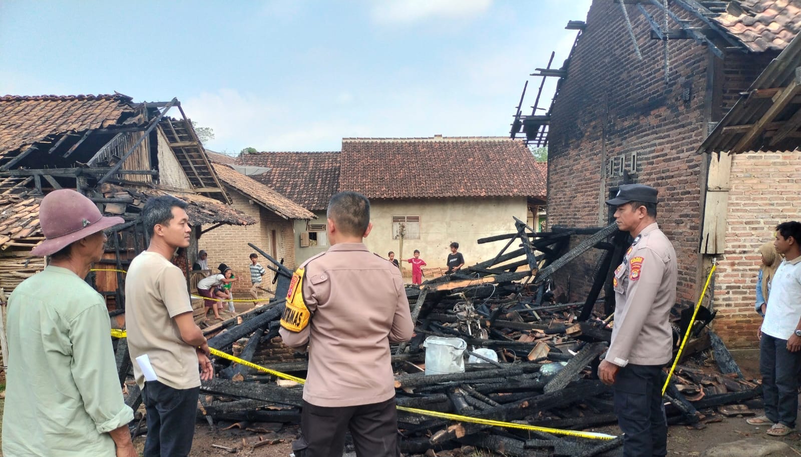 Polsek Pugung dan Inafis Polres Tanggamus Identifikasi Kebakaran Rumah di Rantau Tijang