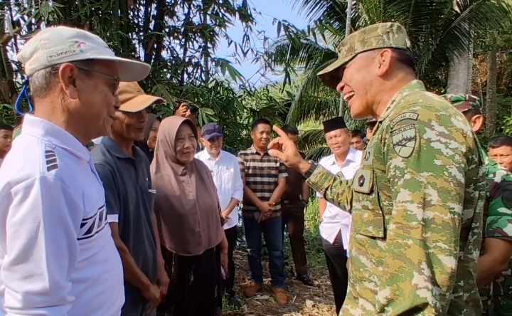 Aksi Push-Up & Pantun Mayjen Kristomei Sianturi
