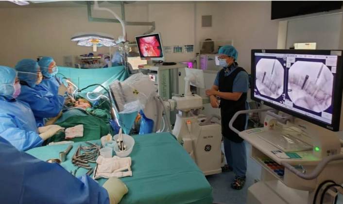 Dr Wong saat operasi Istimewa Ruang Operasi
