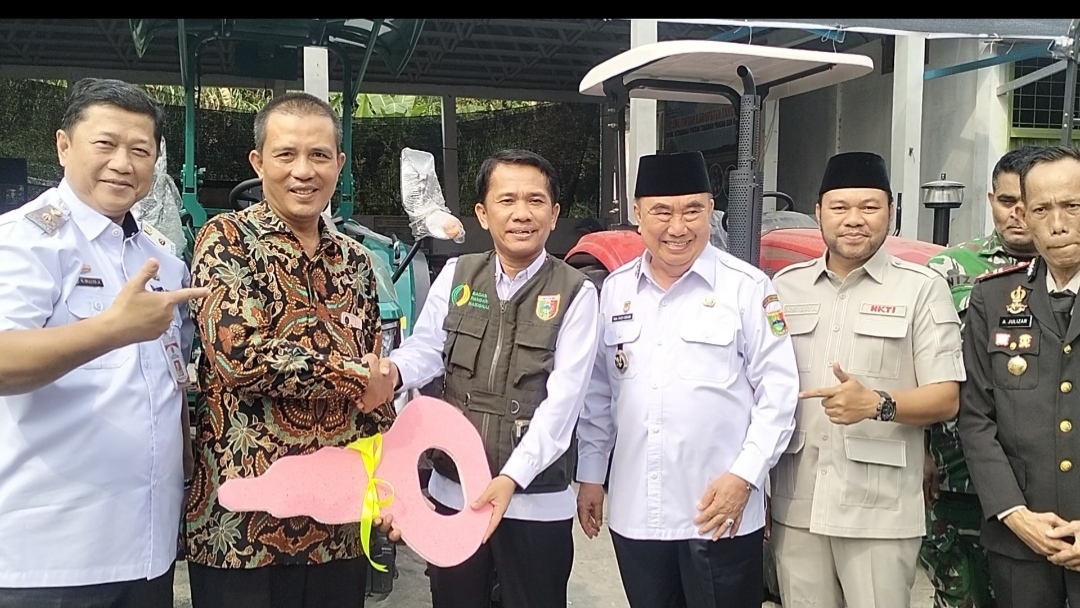 Bupati Tanggamus Serahkan Lima Unit Alsintan Bantuan Kementan, Perkuat Modernisasi Pertanian