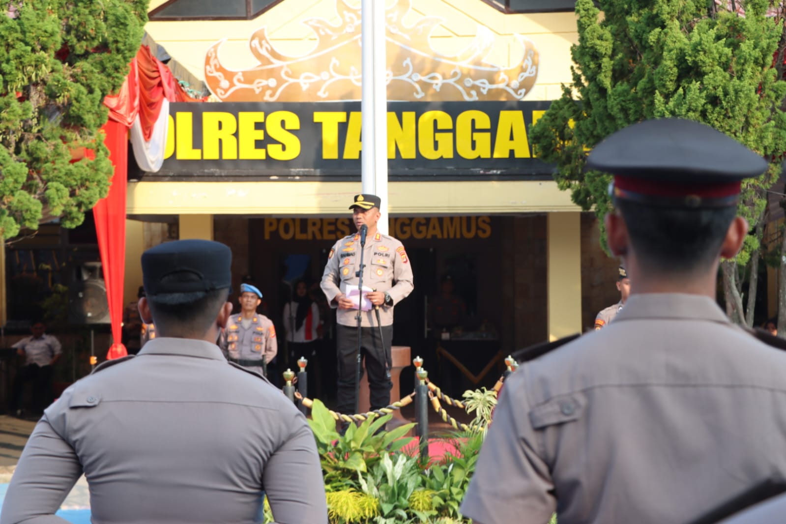 Kapolres AKBP Rahmad Sujatmiko Pimpin Upacara Kenaikan Pangkat 56 Personel Polres Tanggamus