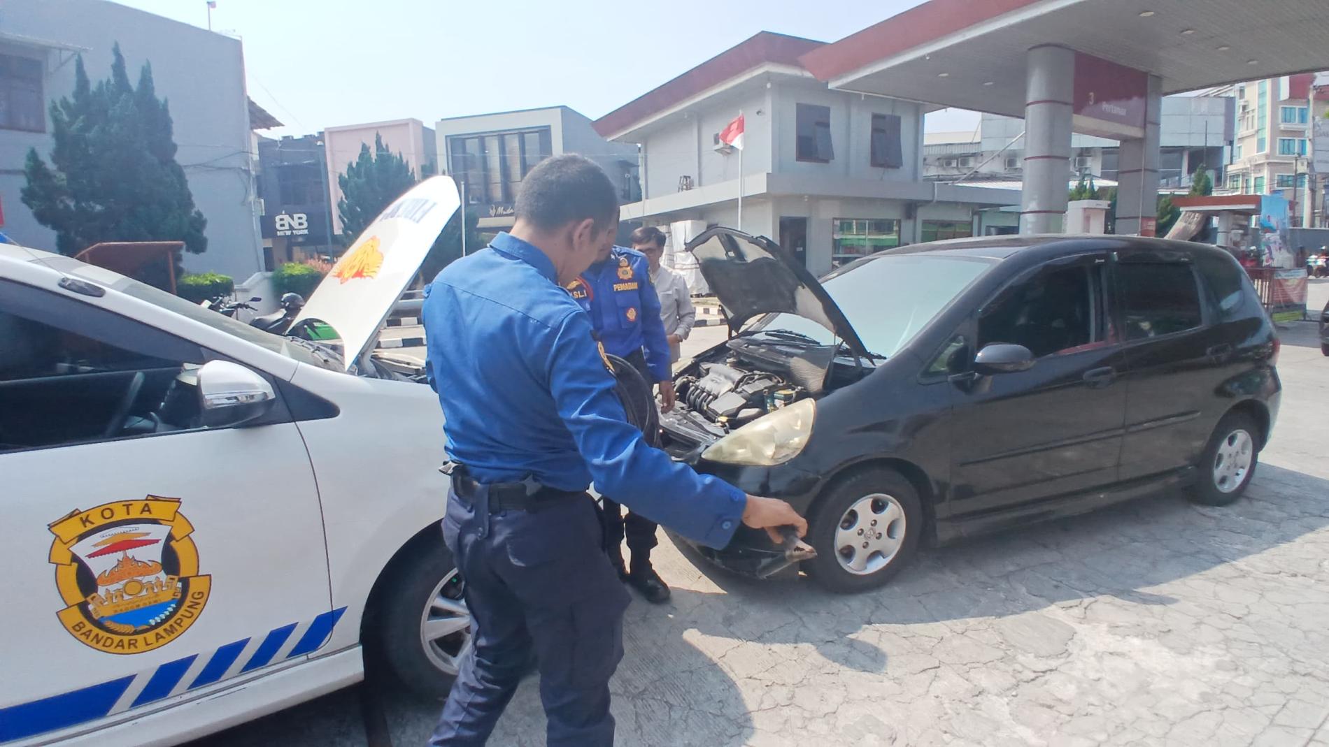 Damkarmat Bandarlampung Bantu Warga yang Mobilnya Mati Mesin di SPBU Ahmad Yani