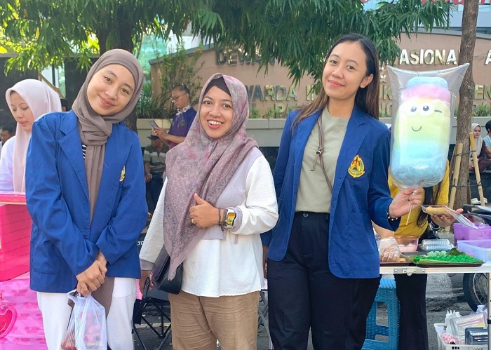 Bukan Cuma Anak Kecil, Mahasiswa Pariwisata USM Pun Kepincut Uniknya Arum Manis Karakter di CFD Semarang
