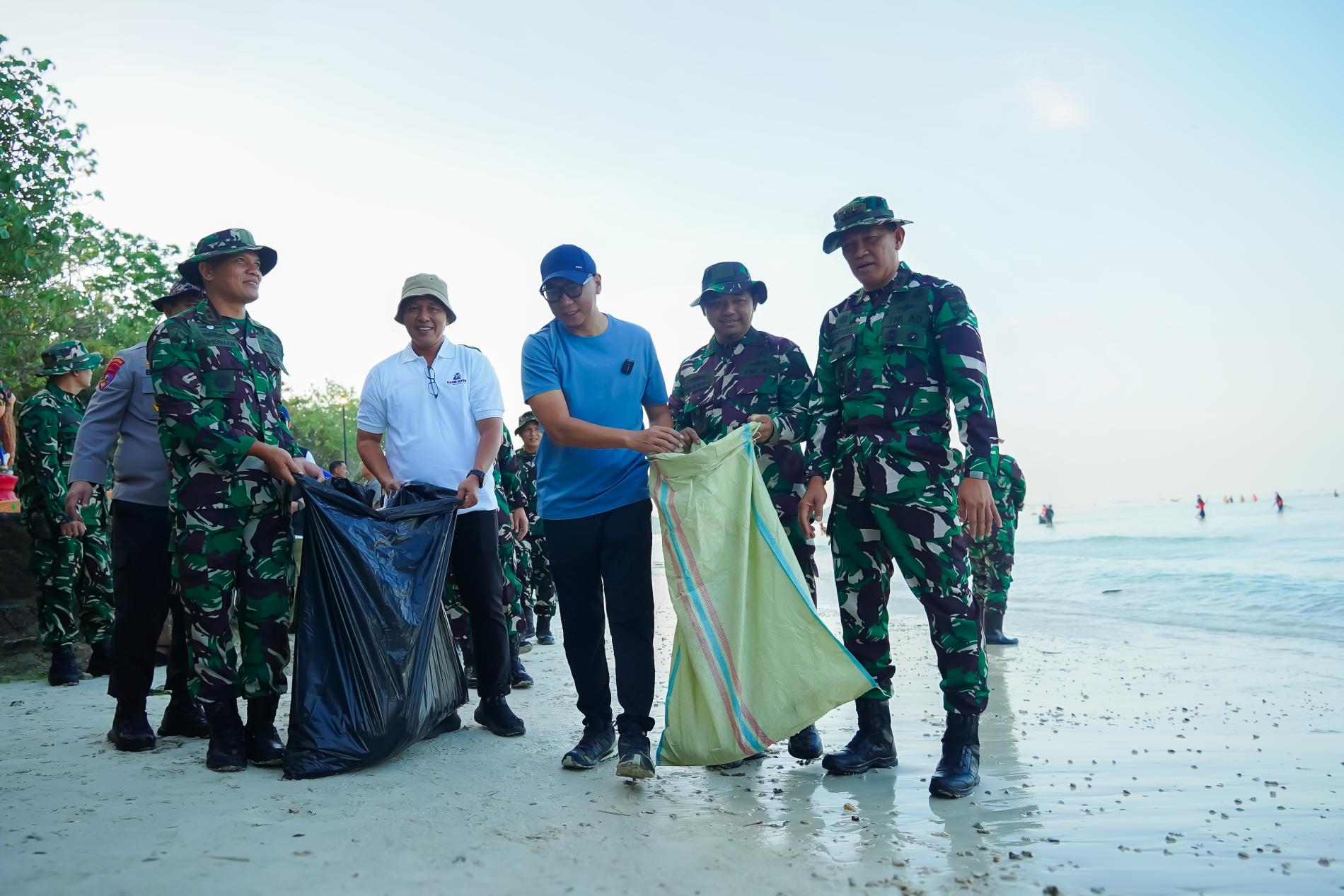 Ribuan Warga Bersihkan Radin Inten Beach, Gubernur Mirza: Pantai Adalah Wajah Lampung